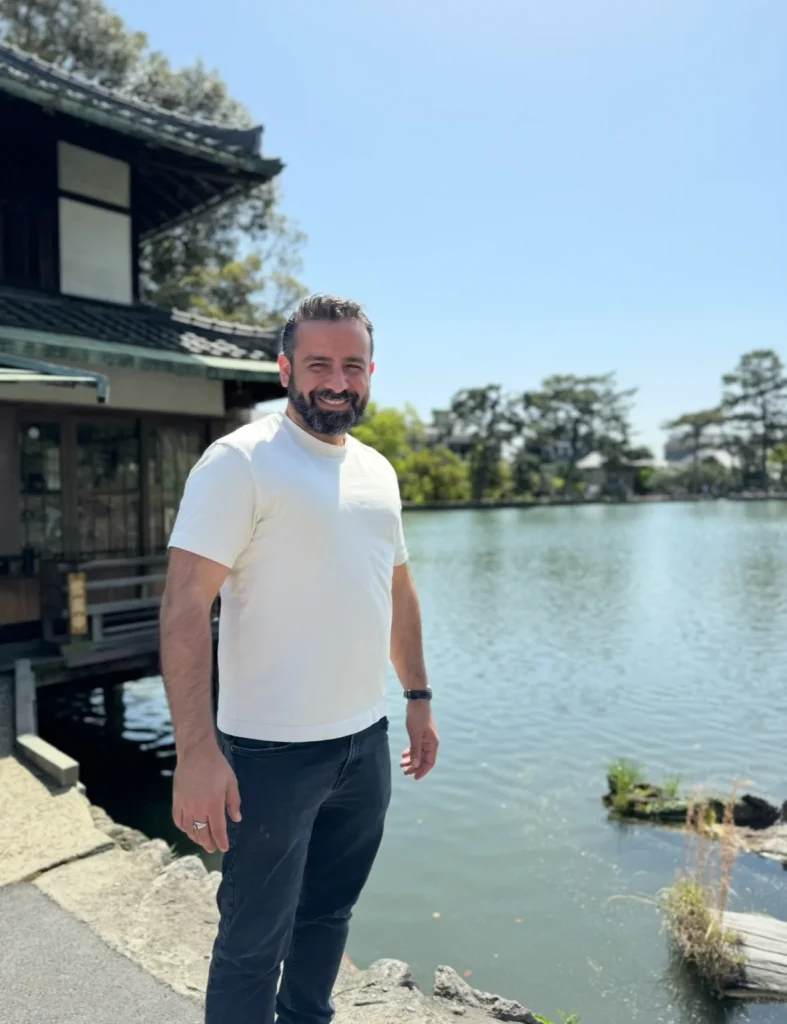Salih Daglar im weißen T-Shirt am Wasser